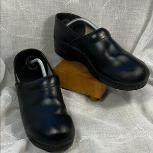 Dansko leather preloved clogs